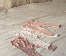 Load image into Gallery viewer, Dirkje Daisy Print Leggings: Size 12M to 6 Years
